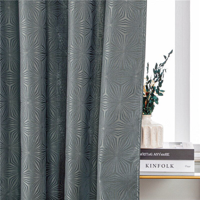 Szara zasłona w geometryczny wzór gwiazd.