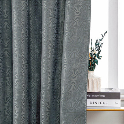 Szara zasłona w geometryczny wzór gwiazd.