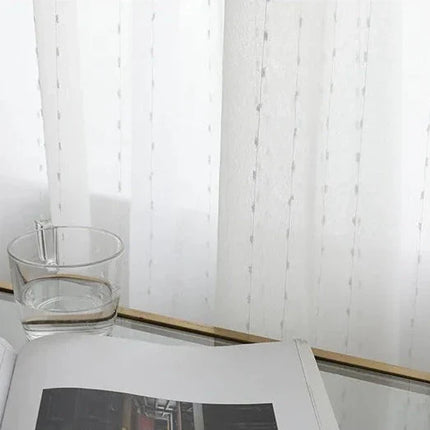 Biała firana w haftowane kropki