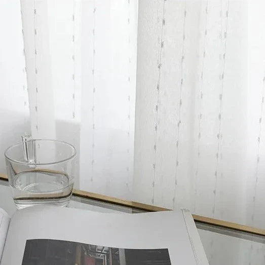 Biała firana w haftowane kropki