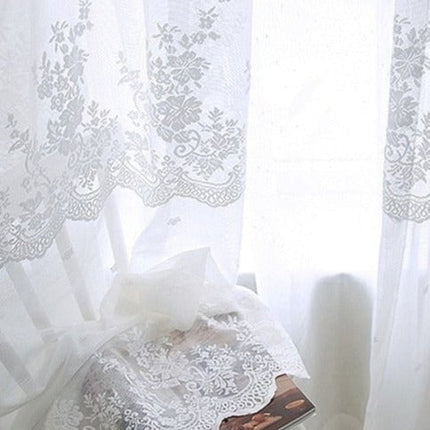 Koronkowa firana w kwiatowy wzór