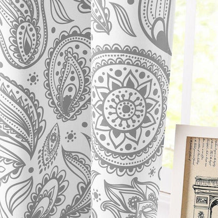 Biała zasłona na przelotkach we wzór paisley