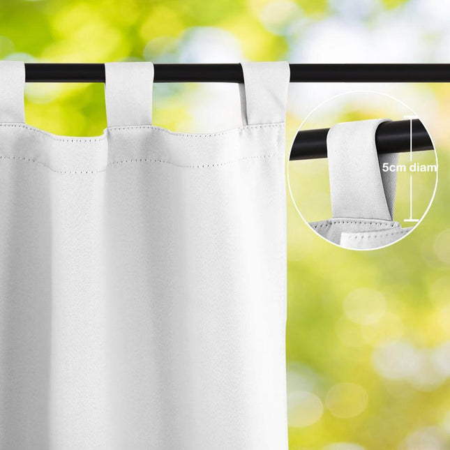 Beżowa zasłona ogrodowa mocowana na szelki.