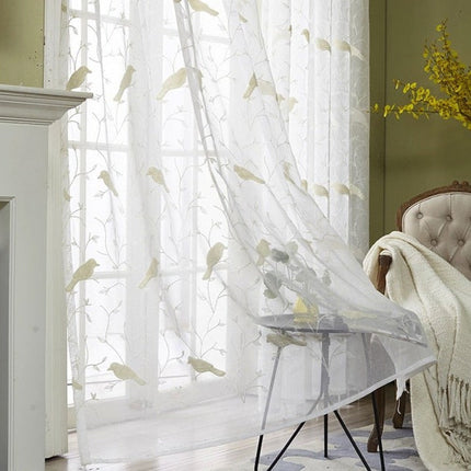 Firana z haftowanymi ptaszkami na gałązkach