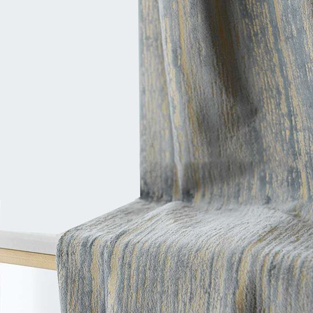 Gruba zasłona zaciemniająca o ciekawej fakturze