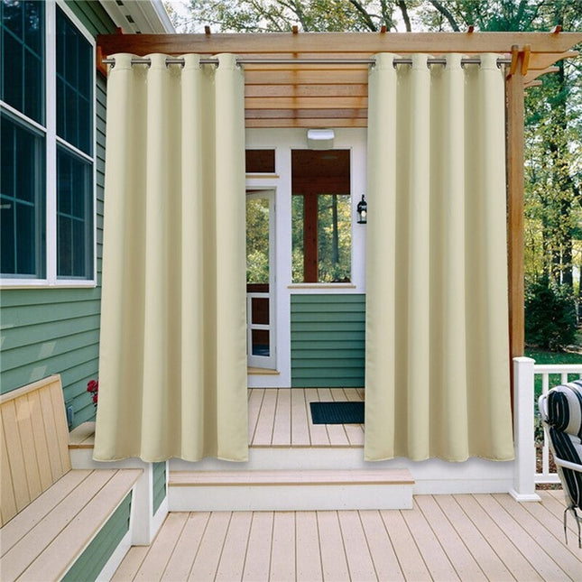 Brązowa zasłona zewnętrzna na balkon na przelotkach.