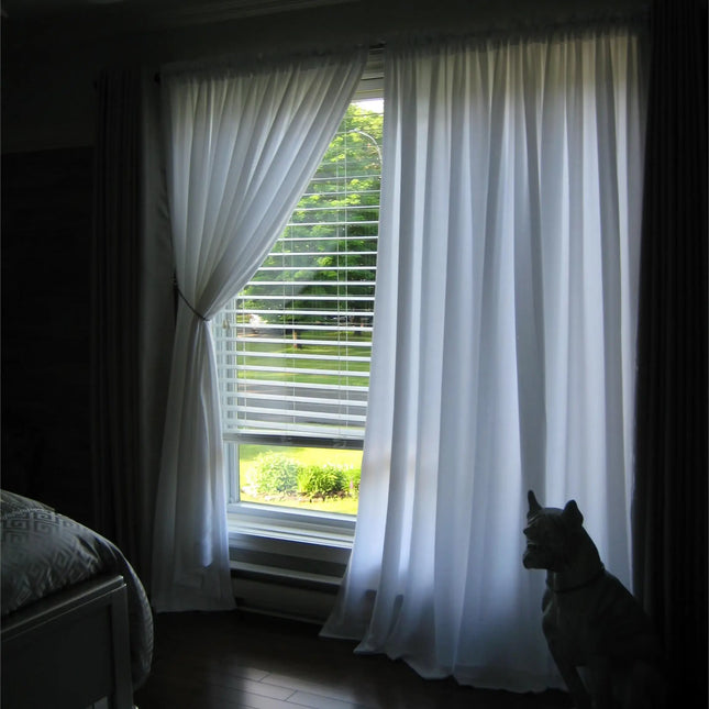 Gładka biała firana do nowoczesnego wnętrza