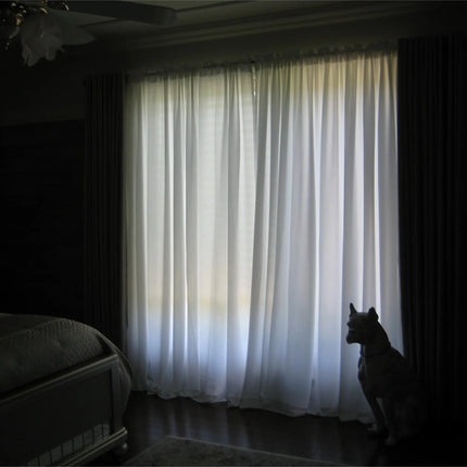 Gładka biała firana do nowoczesnego wnętrza