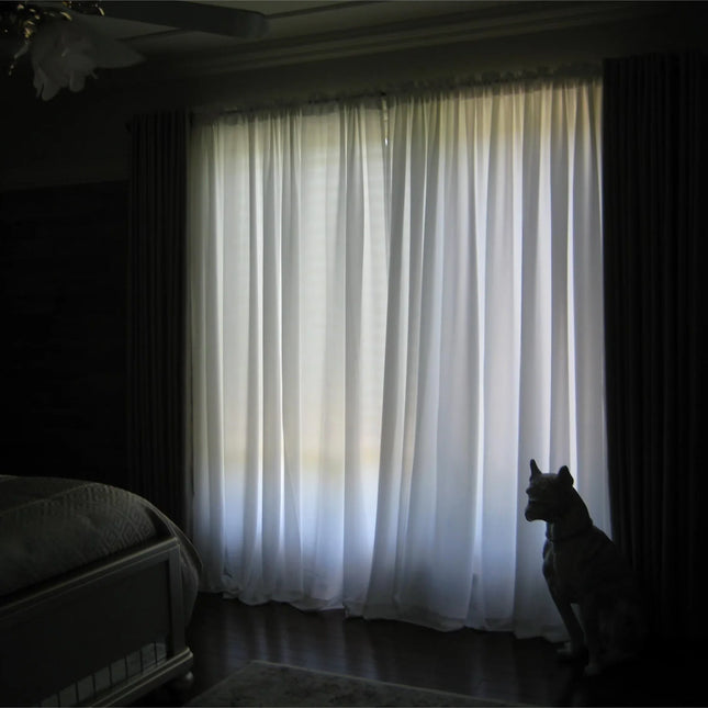 Gładka biała firana do nowoczesnego wnętrza