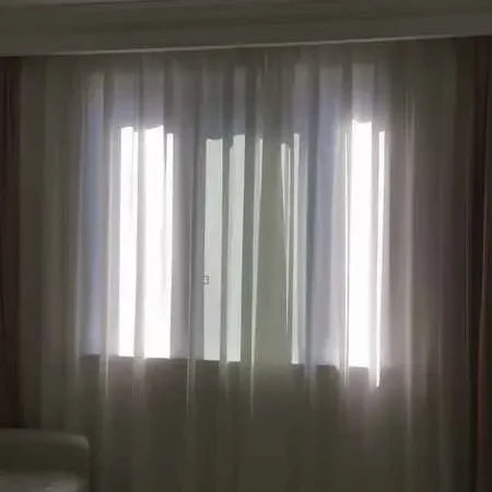 Gładka biała firana do nowoczesnego wnętrza