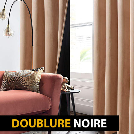 Beżowa zasłona welwetowa zaciemniająca na przelotkach