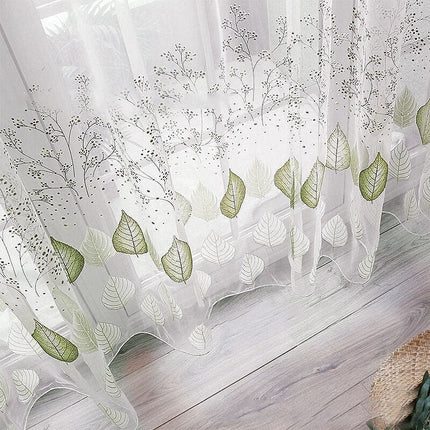 Delikatna firana w zielone liście
