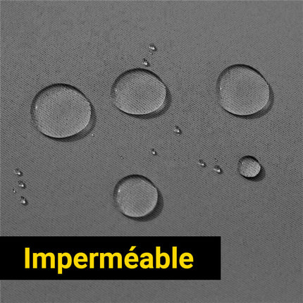 Szara wodoodporna zasłona na zewnątrz.