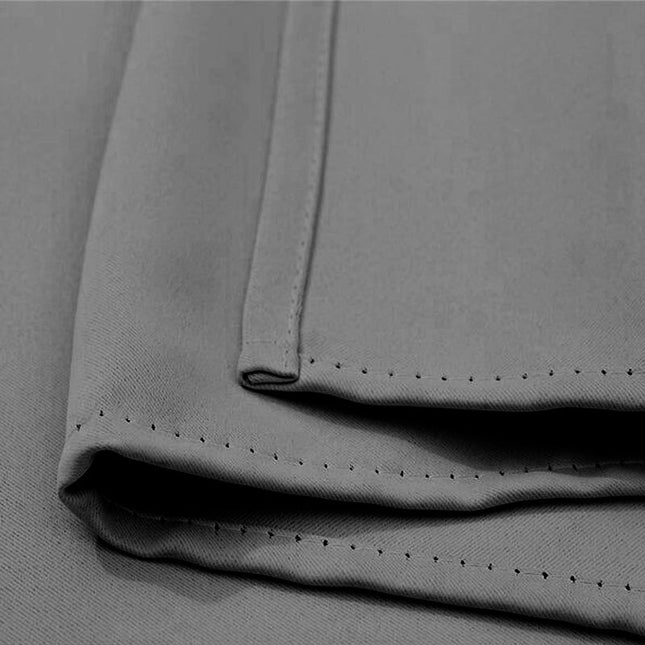 Szara wodoodporna zasłona na zewnątrz.