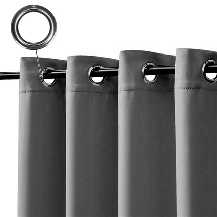 Szara wodoodporna zasłona na zewnątrz.