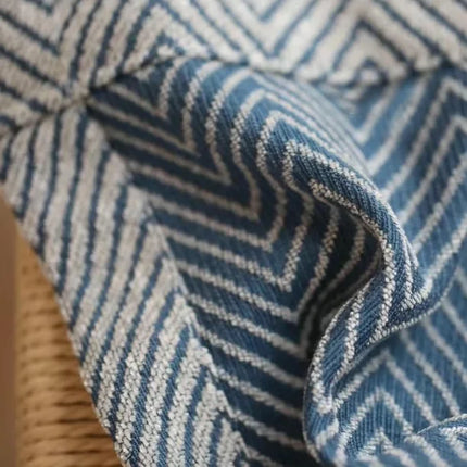 Niebieska zasłona zaciemniająca w jodełkę