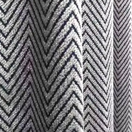 Niebieska zasłona zaciemniająca w jodełkę