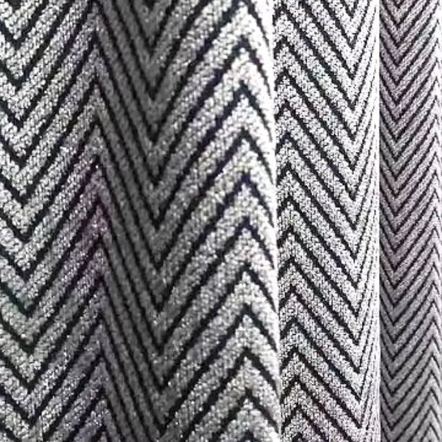 Niebieska zasłona zaciemniająca w jodełkę