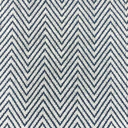 Niebieska zasłona zaciemniająca w jodełkę