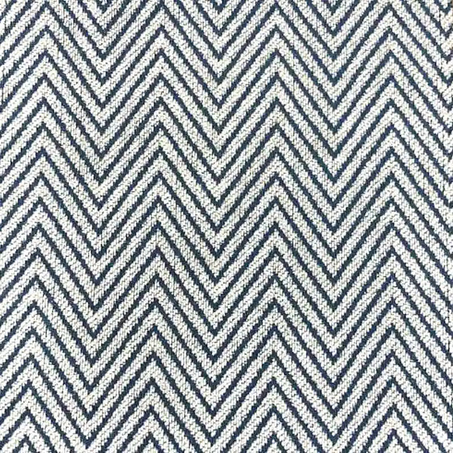 Niebieska zasłona zaciemniająca w jodełkę