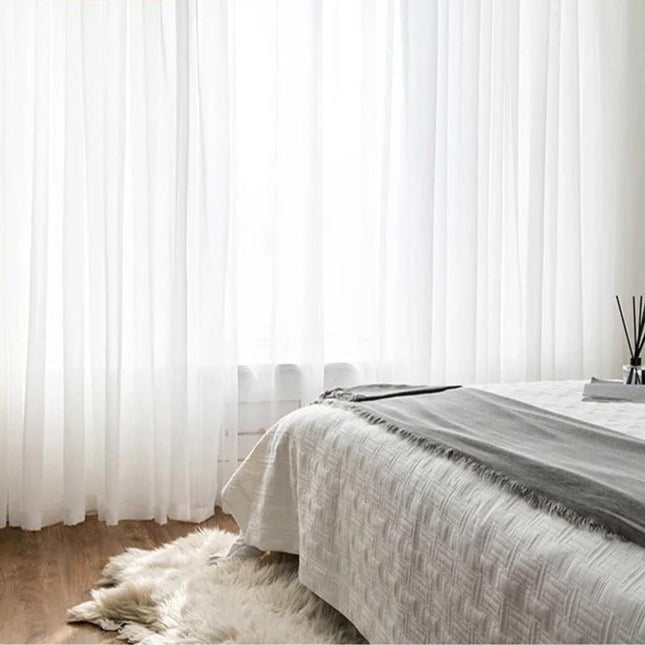 Delikatna przezroczysta firana z białego woalu