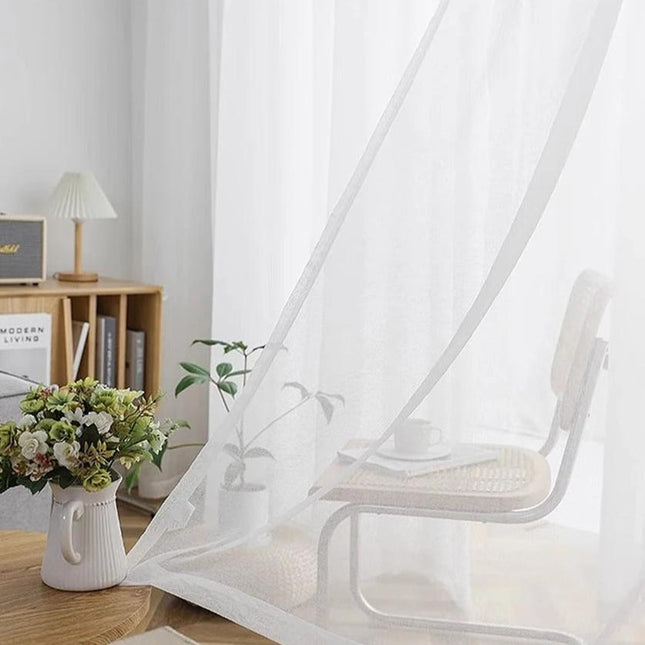 Delikatna przezroczysta firana z białego woalu