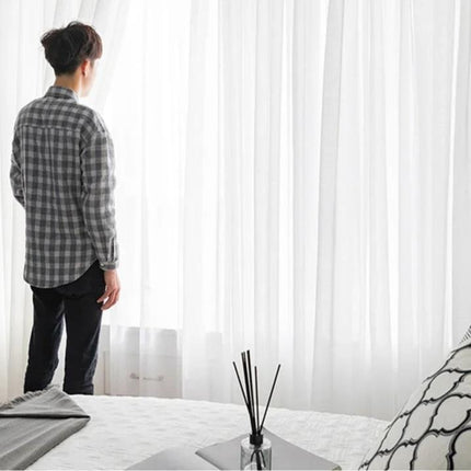 Delikatna przezroczysta firana z białego woalu