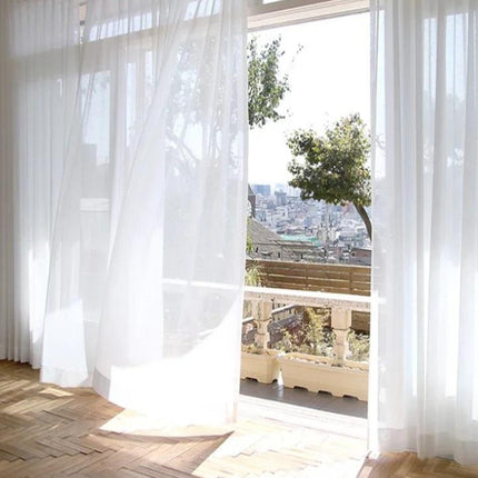 Delikatna przezroczysta firana z białego woalu