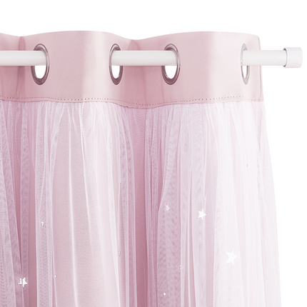 Różowa zasłona z woalem w gwiazdki.
