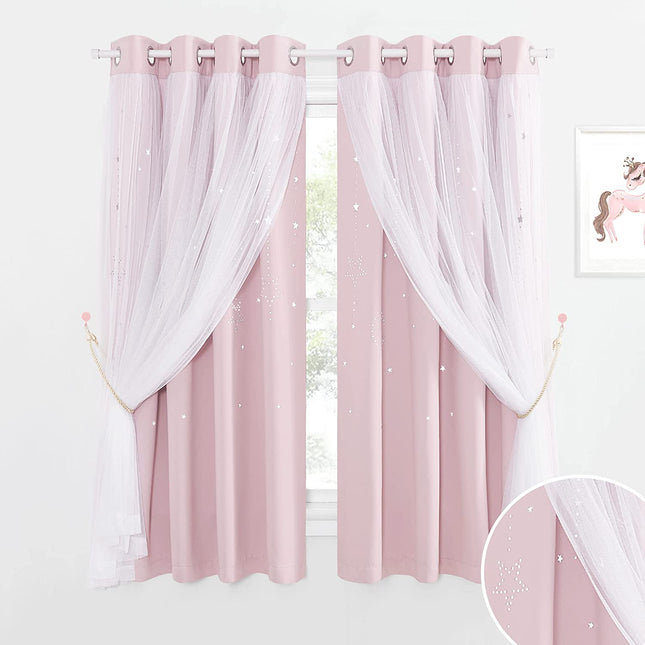 Różowa zasłona z woalem w gwiazdki.