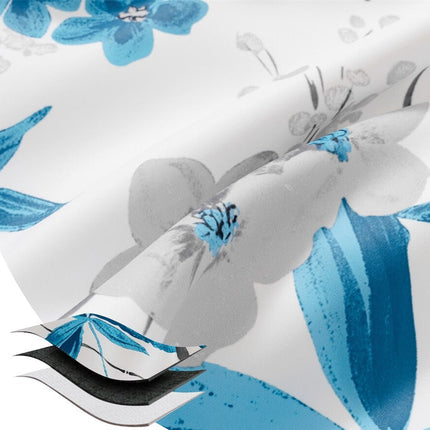 Biała zasłona w niebieskie kwiatowe wzory.