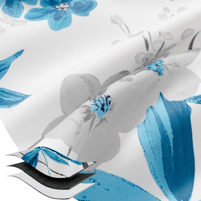 Biała zasłona w niebieskie kwiatowe wzory.