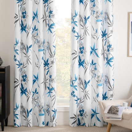 Biała zasłona w niebieskie kwiatowe wzory.