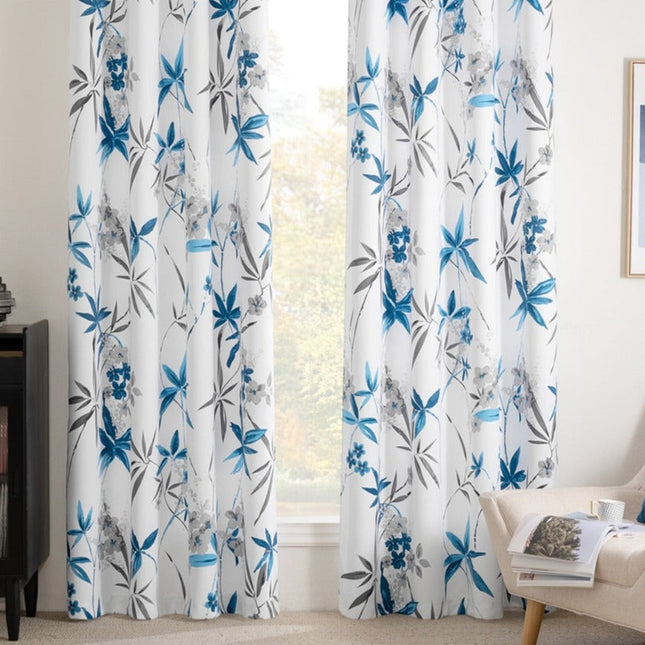Biała zasłona w niebieskie kwiatowe wzory.