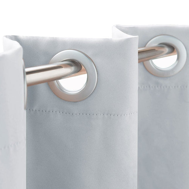 Biała gładka zasłona zewnętrzna na przelotkach.