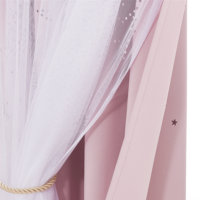 Różowa zasłona z woalem w gwiazdki.