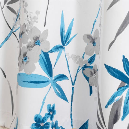 Biała zasłona w niebieskie kwiatowe wzory.