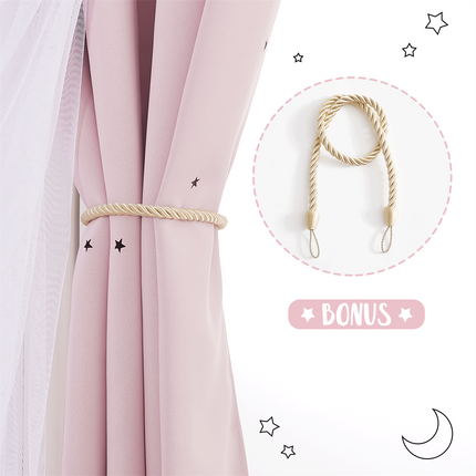 Różowa zasłona z woalem w gwiazdki.