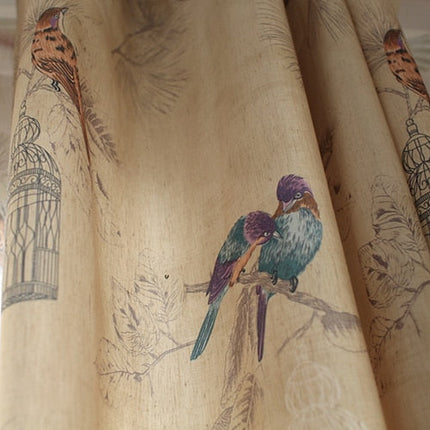 Zasłona z fioletowym wzorem w ptaki