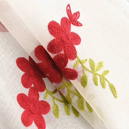 Haftowana firana w czerwone kwiaty