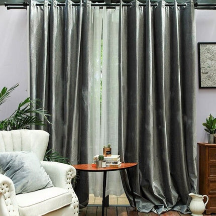 Szara welurowa zasłona zaciemniająca na przelotkach.