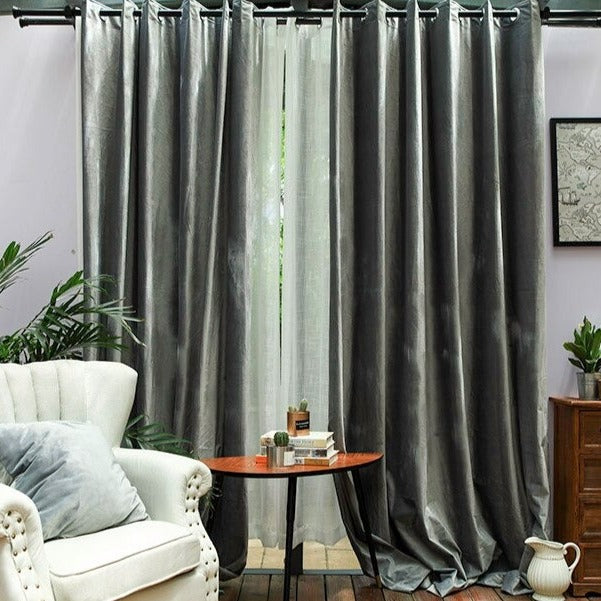 Szara welurowa zasłona zaciemniająca na przelotkach.