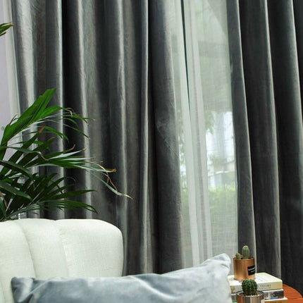 Szara welurowa zasłona zaciemniająca na przelotkach.