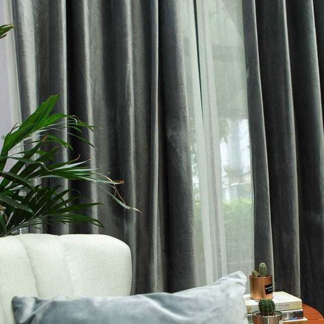 Szara welurowa zasłona zaciemniająca na przelotkach.