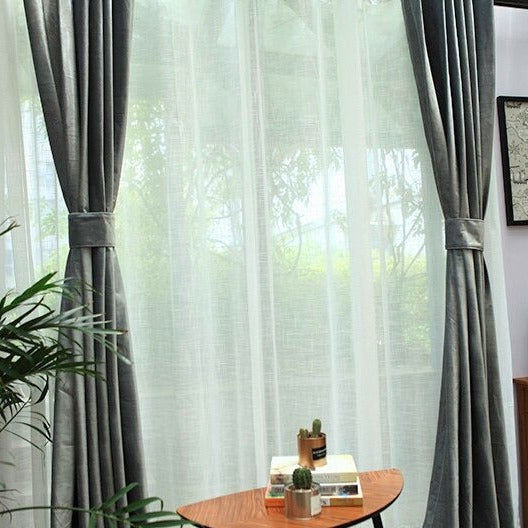 Szara welurowa zasłona zaciemniająca na przelotkach.