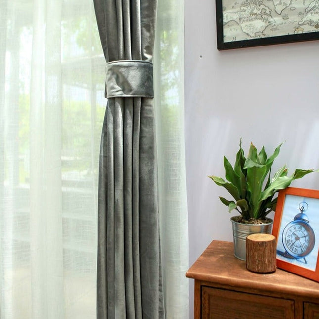 Szara welurowa zasłona zaciemniająca na przelotkach.