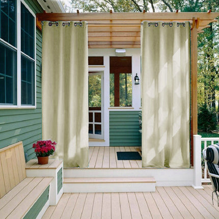 Kremowa wodoodporna zasłona na balkon.