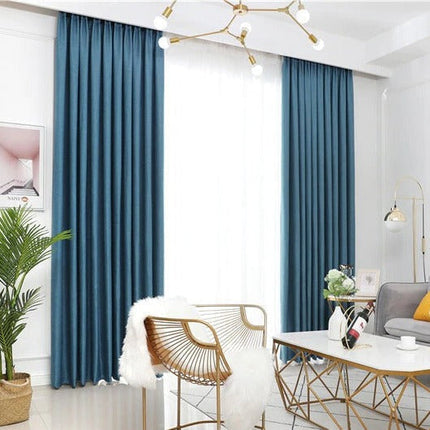 Niebieska zasłona w stylu skandynawskim