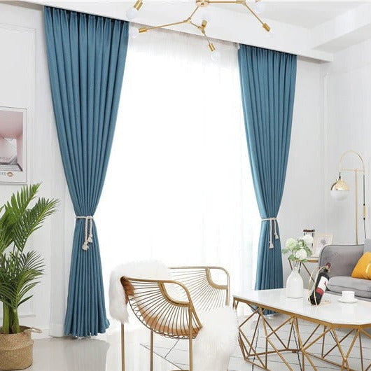 Niebieska zasłona w stylu skandynawskim