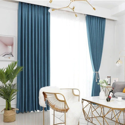 Niebieska zasłona w stylu skandynawskim